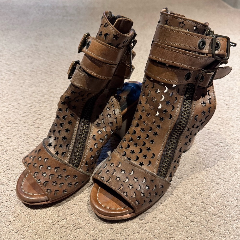 Freebird Theresa Heeled Peep Toe Booties Moon and Stars | Tan | 7
